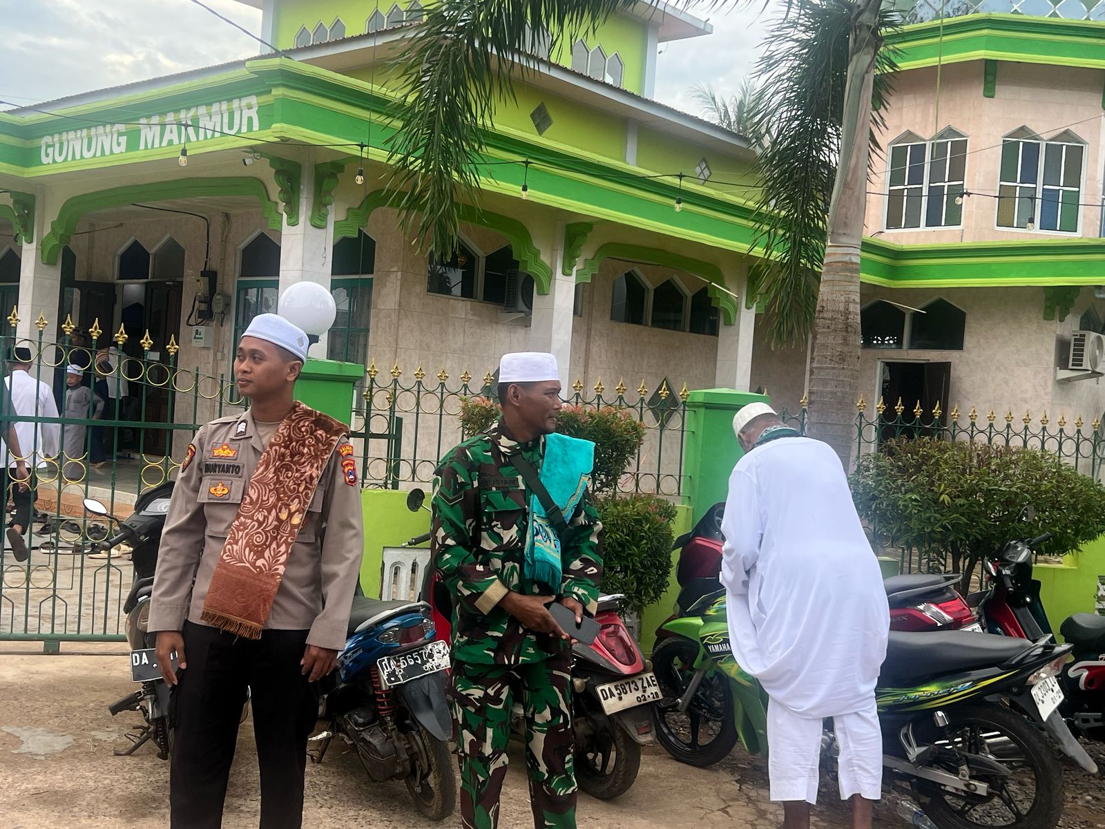 Berikan Rasa Aman Saat Ibadah Sholat Idul Fitri, Personel Kodim 1009/Tanah Laut Dan Polres Tala Siaga