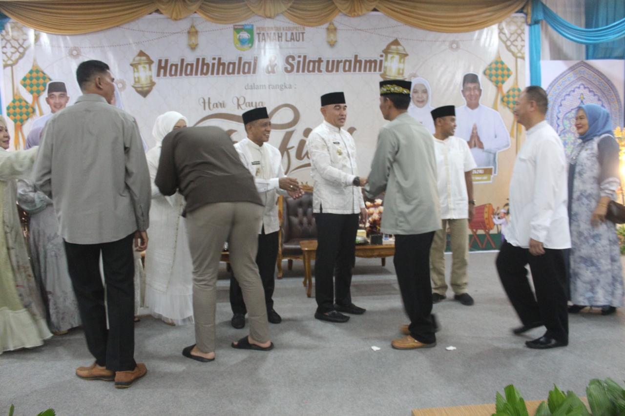 Personel Kodim 1009/Tla Mengikuti Sholat Idul Fitri Dan Halal Bihalal Yang Diselenggarakan Pemkab Tanah Laut