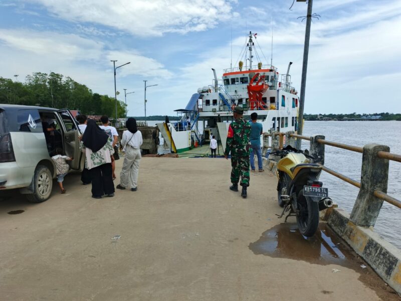 Pastikan Lancar Anggota Koramil 08/Paloh Pantau Penyeberangan Yang Menggunakan Kapal Feri Melewati Sungai Sumpit