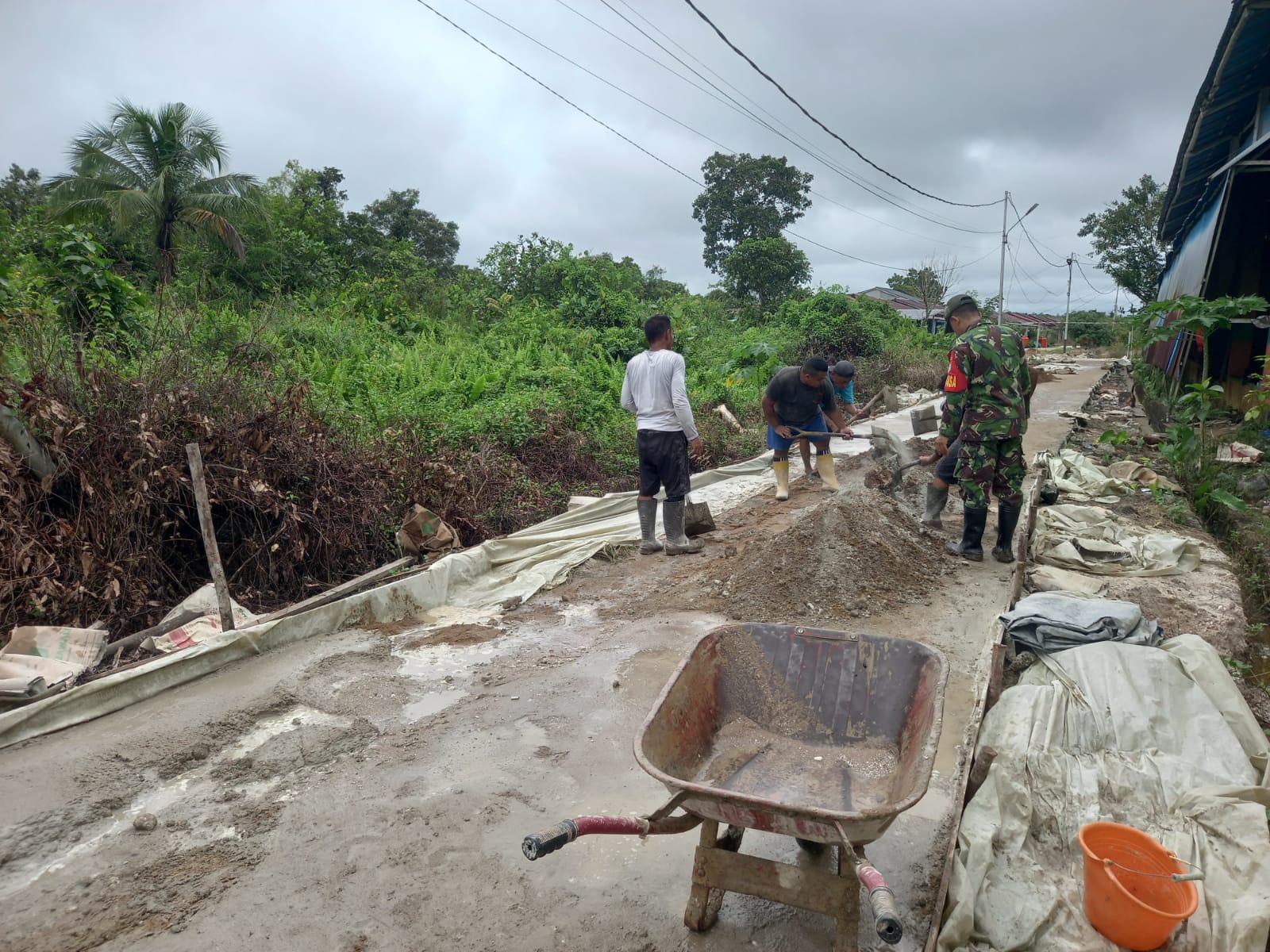 Dukung Pembangunan Dan Tingkatkan Kesejahteraan Masyarakat Babinsa Beringin Bantu Warga Bangun Jalan Setapak
