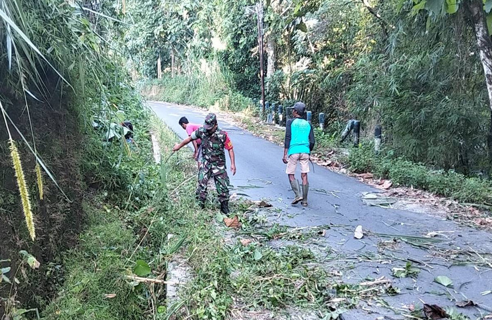 Minggu Bersih, Babinsa Ngadirenggo Bersama Warga Gotong Royong Bersihkan Lingkungan