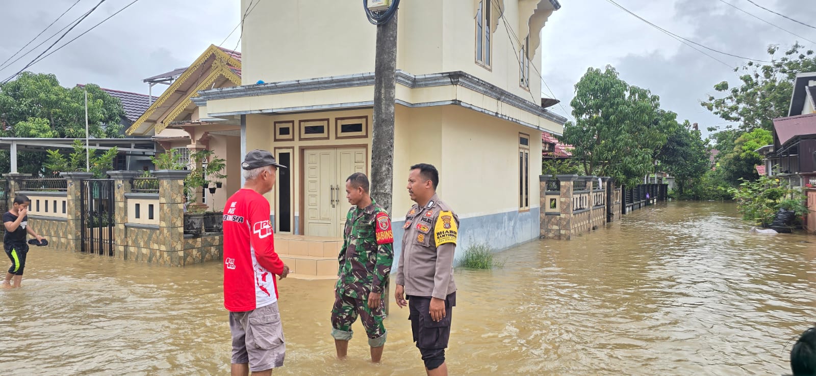 Tanggap Darurat Banjir, Babinsa dan Tim Gabungan Pantau Genangan di RT.14 Mabuun