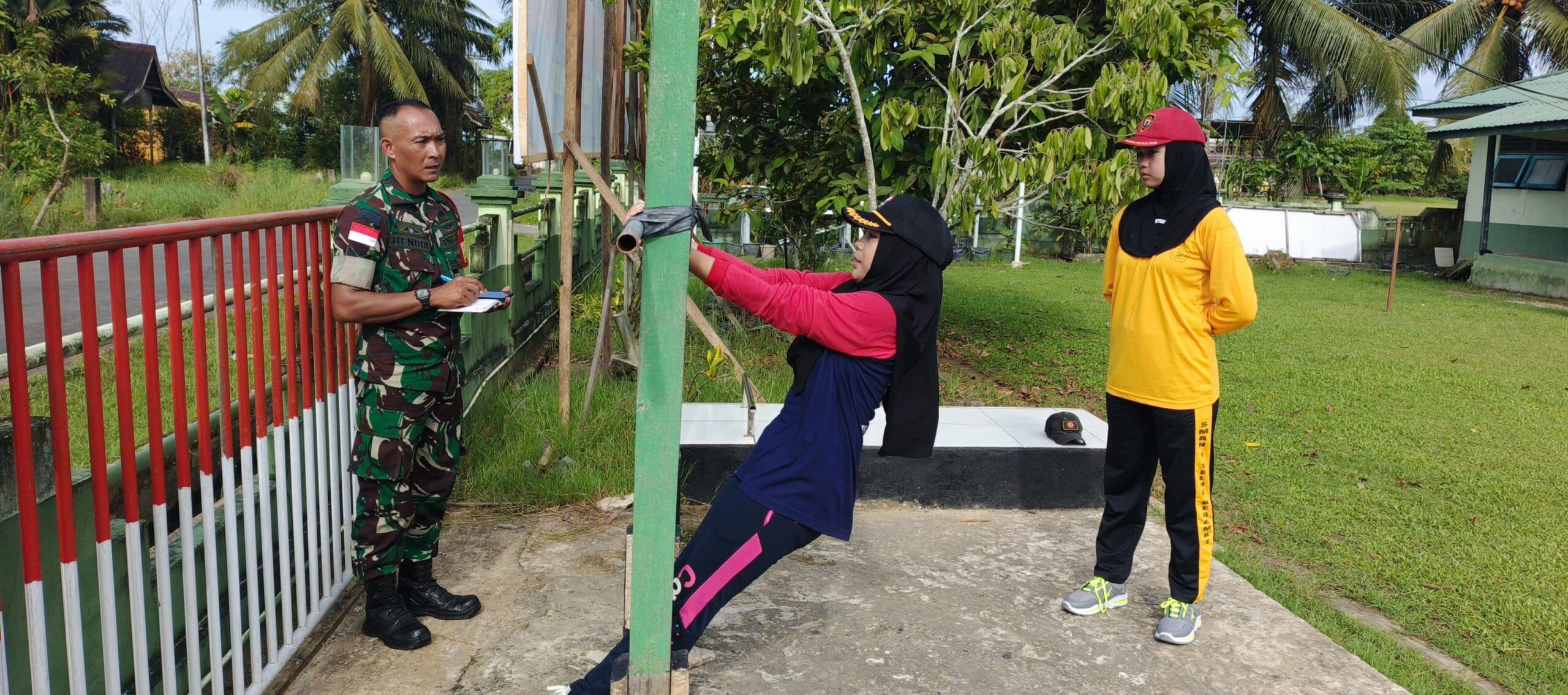 Anggota Koramil 07/Teluk Keramat Latih PBB Dan Kesegaran Jasmani Calon Paskibra Ke Tingkat Kabupaten