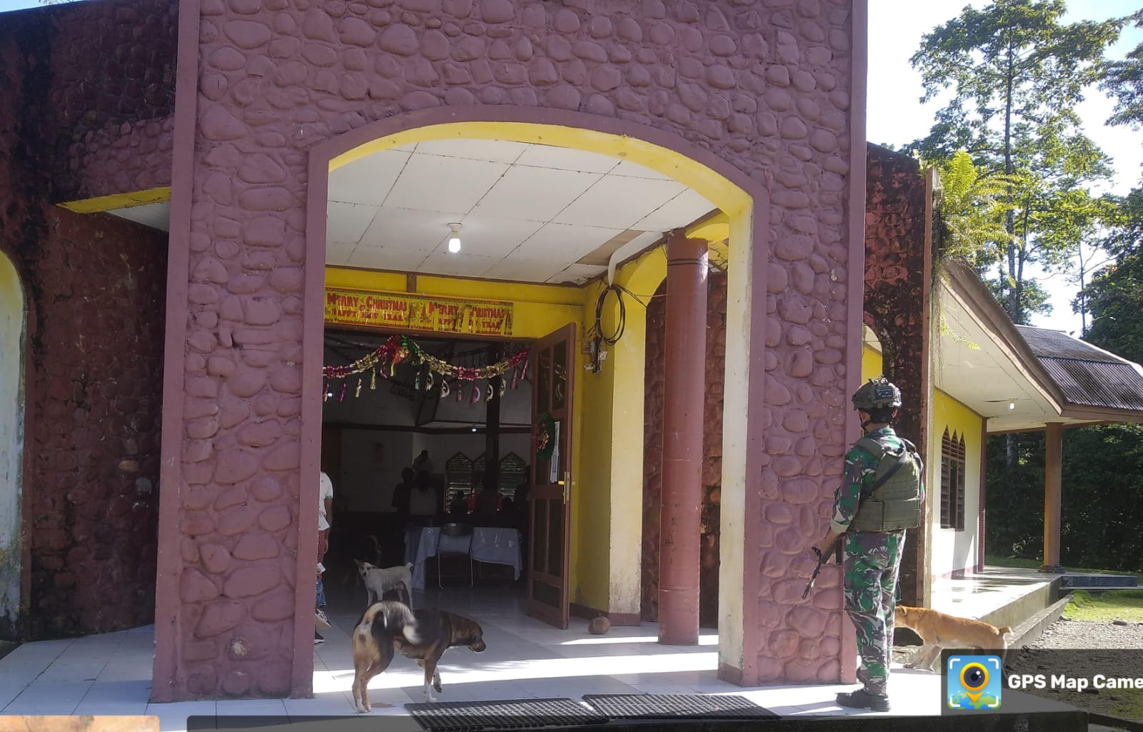 Pelihara Kerukunan Umat Beragama, Satgas Yonif 611/Awang Long Lakukan Pengamanan dan Ibadah Di Gereja