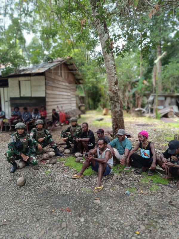 Wujud Kemanunggalan TNI-Rakyat, Satgas Pam Obvitnas PT. F.I. Yonif 611/Awang Long, Gelar Komsos Sekaligus Bagikan Paket Sembako ke Masyarakat