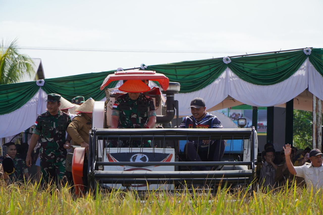 Dandim 1208/Sambas Dampingi Pemprov Kalbar Dan Forkopimda Kab. Sambas Ikuti Vicon Panen Raya Padi Bersama Presiden RI