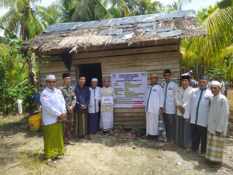 Babinsa Perapakan Dampingi Penyerahan Bansos Dari UPZ Kec. Pemangkat Untuk Warga Kurang Mampu
