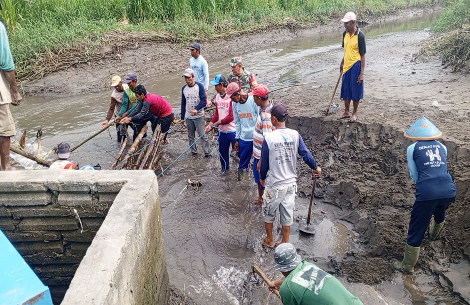 Babinsa Desa Jatinom Bersama Warga dan Poktan Mekar Sari Gotong Royong Bersihkan Dam Sungai Nglaos