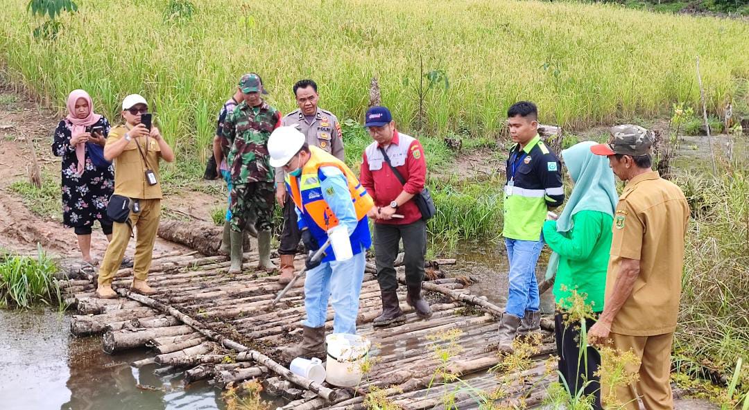 Babinsa Koramil 1008-02/Haruai Mediasi Warga Terkait Dugaan Pencemaran Kolam Ikan di Desa Bongkang