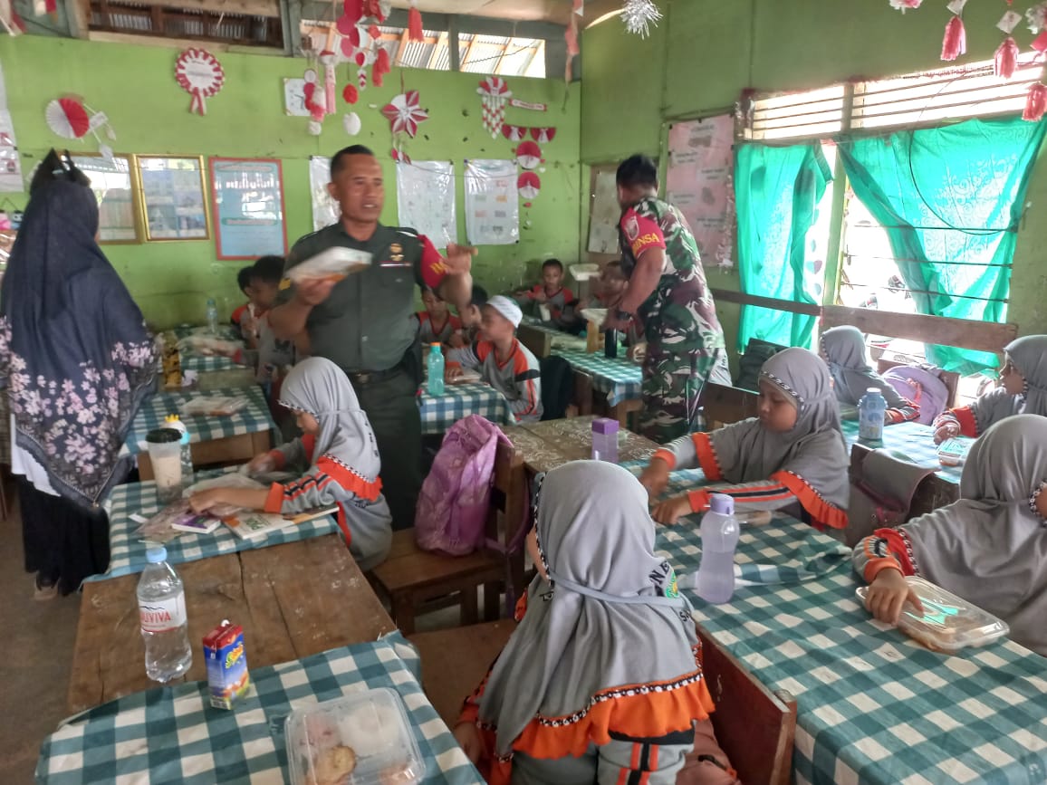 Sinergi TNI dan Pemda HST: Babinsa Dampingi Pelaksanaan MBG untuk Gizi Anak