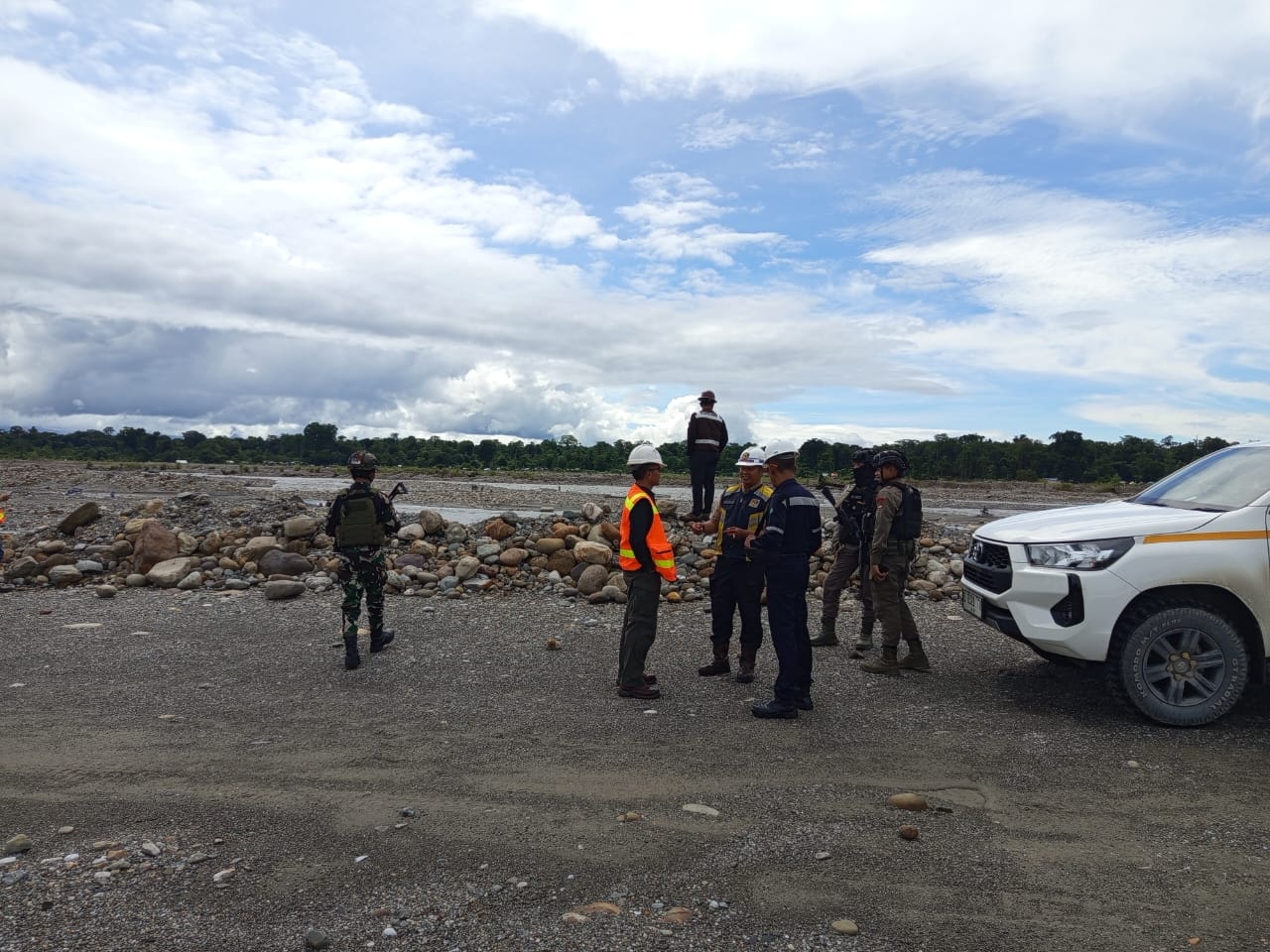 Tindaklanjuti Aktivitas Tambang Ilegal, Satgas Yonif 611/Awang long Lakukan Penertiban