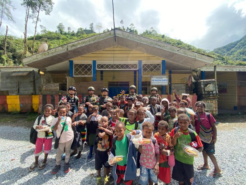 Peduli Pendidikan, Satgas Yonif 611/Awang Long Gelar Bakti Sosial Bagikan Tas dan Makan Siang Gratis