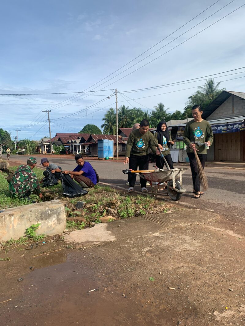 Cegah Banjir Serta Jaga Kebersihan Lingkungan Personel Kodim 1009/Tanah Laut Bersama Warga Gotong Royong
