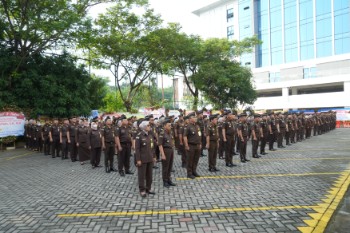 Kajati Jatim Dr. Kuntadi Pimpin Apel, Pagi Perdana di Kantor Kejati Jatim