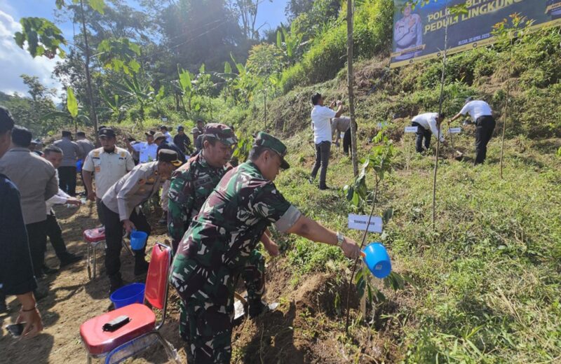 Sinergitas TNI- Polri Dan Pemkab Blitar Hijaukan Lingkungan, Bangun Masa Depan
