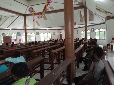Satgas Yonif 611/Awang Long Melaksanakan Pengamanan Sekaligus Ibadah Bersama Jemaat Gereja Bintang Timur