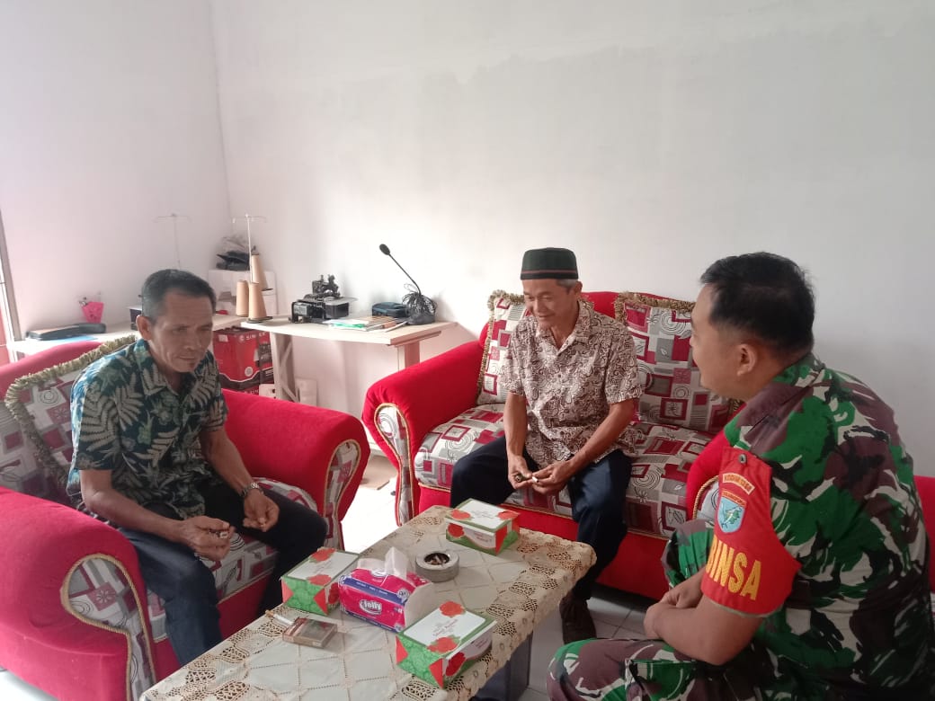 Wujudkan Wilayah Aman Dan Kondusif Babinsa Semperiuk Koramil 04/Jawai Komsos Bersama Perangkat Desa