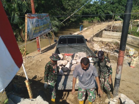 Material Jalan Terus Mengalir, Satgas TMMD 124 Kodim 1002/HST Pacu Pembangunan di Haruyan