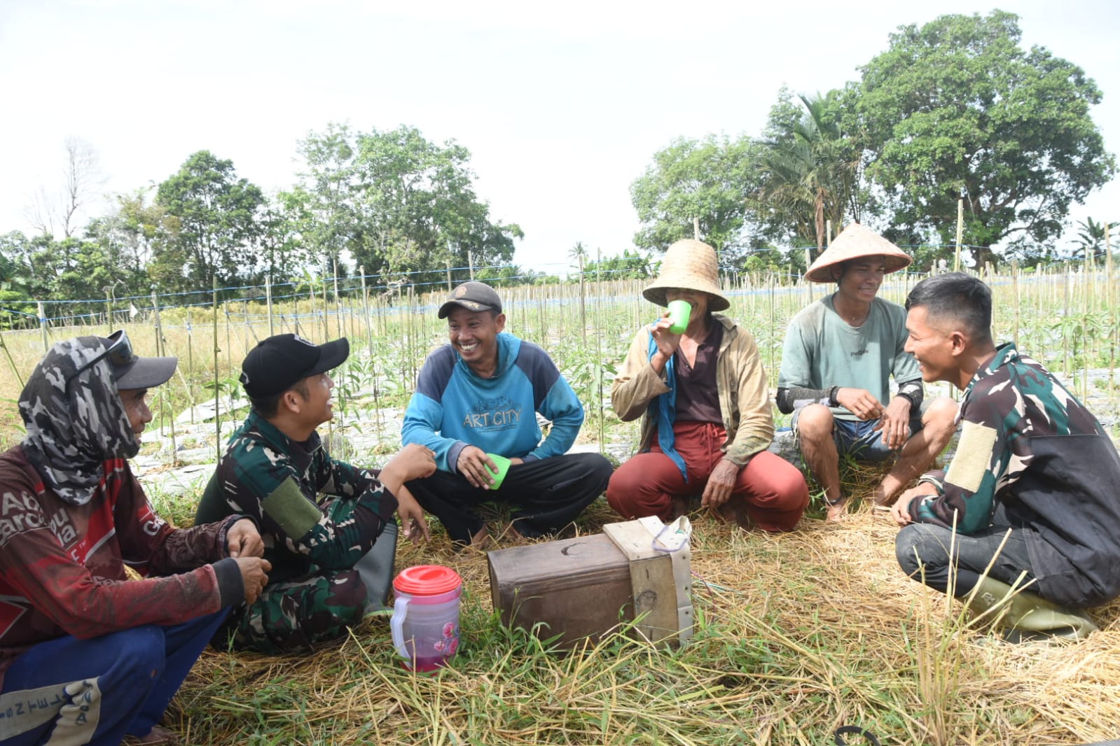Tak Hanya Bekerja, Satgas TMMD Juga Ciptakan Keakraban dengan Warga Setempat