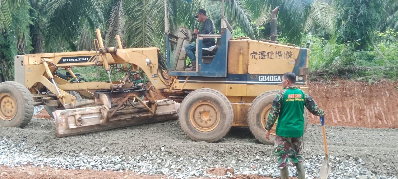 Beberapa Alat Berat Didatangkan Bantu Satgas TMMD Ke-124 Kodim 1009/Tanah Laut