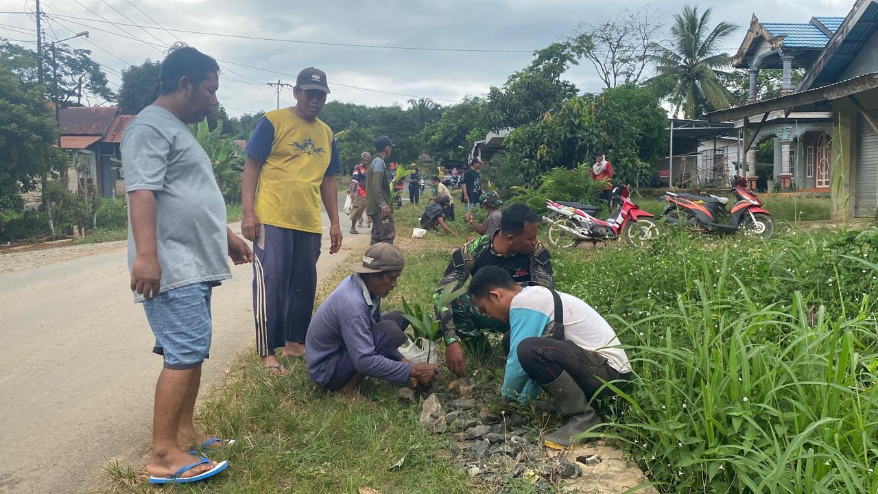 Lestarikan Alam Personel Satgas TMMD Ke-124 Kodim 1009/Tla Bersama Masyarakat Tanam Pohon