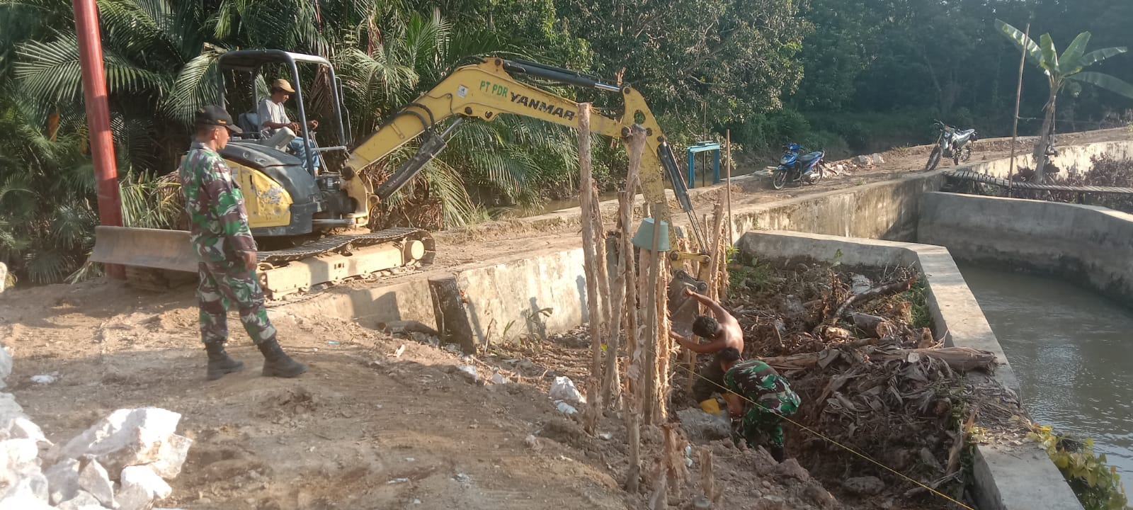 TMMD HST Pacu Pembangunan Jalan 1 Km Lebih, Kayu Galam Jadi Solusi Lahan Labil