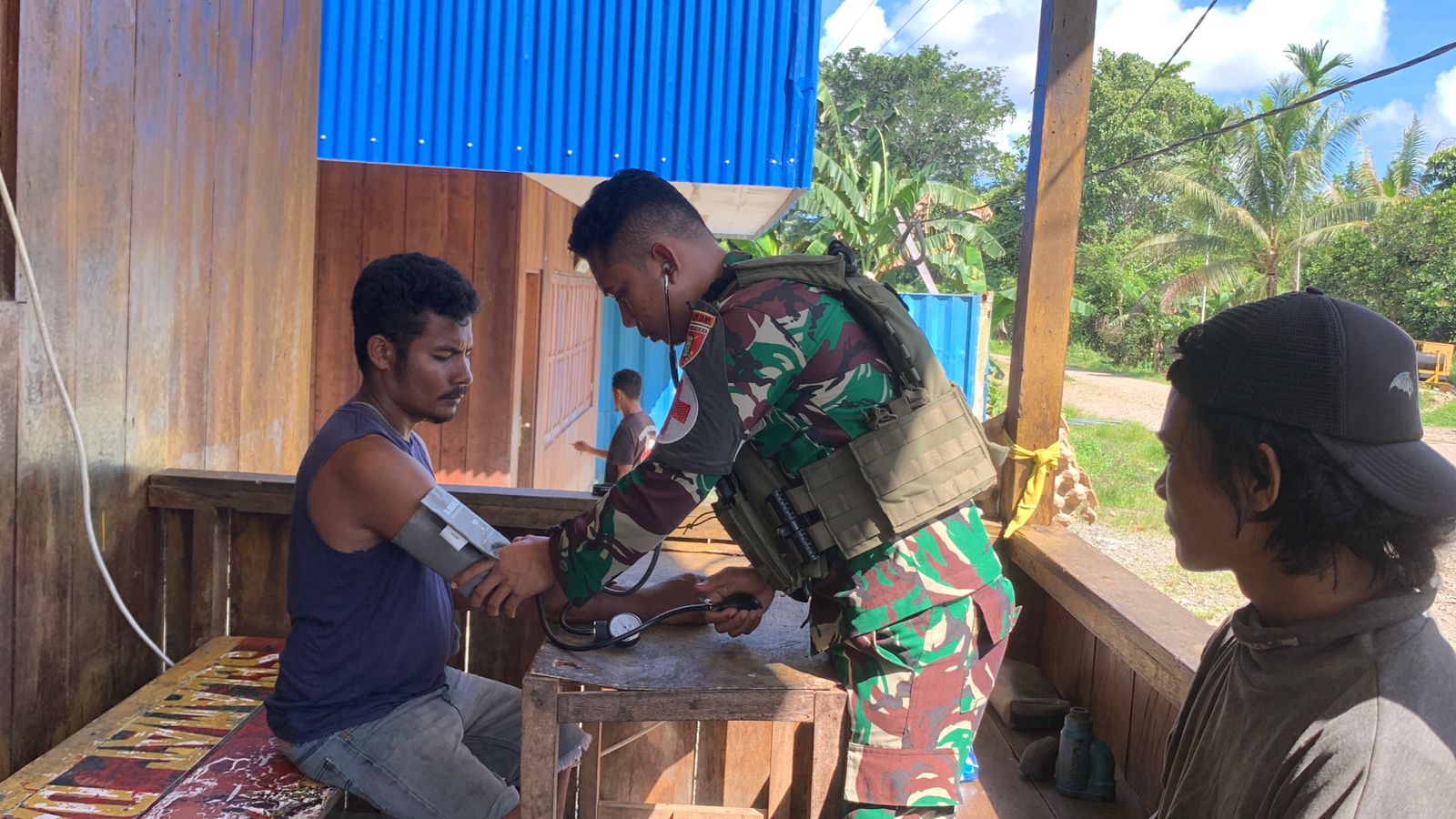 Bantu Kesehatan Masyarakat, Satgas Yonif 611/Awang Long Gelar Komsos dan Pelayanan Kesehatan di Mimika