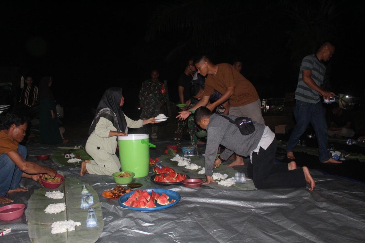 Warga Desa Gunung Melati Jamu Makan Malam Bersama Seluruh Personel Satgas TMMD Ke-124 Kodim 1009/Tla