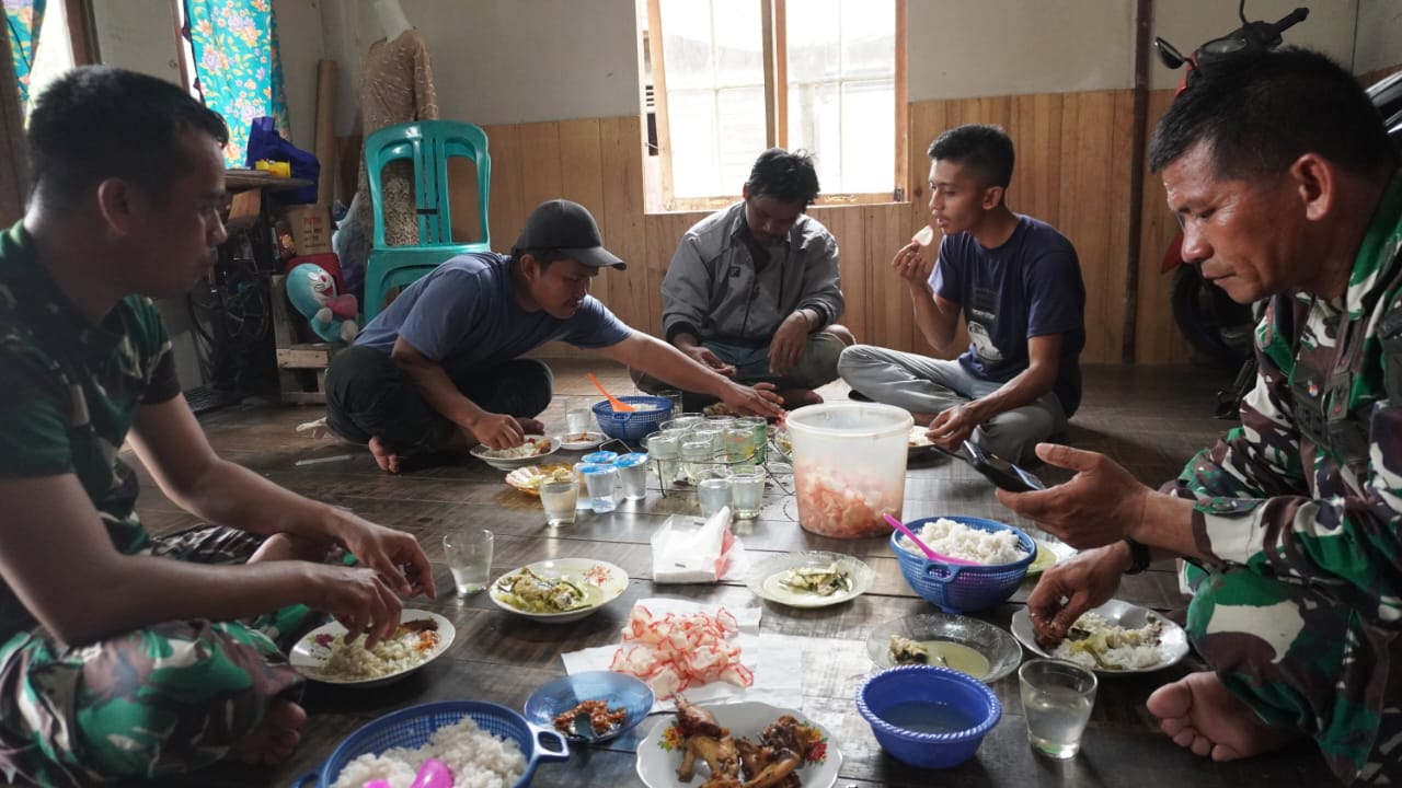 Sinergi dalam Setiap Langkah, Hangat dalam Kebersamaan Santap Siang TMMD