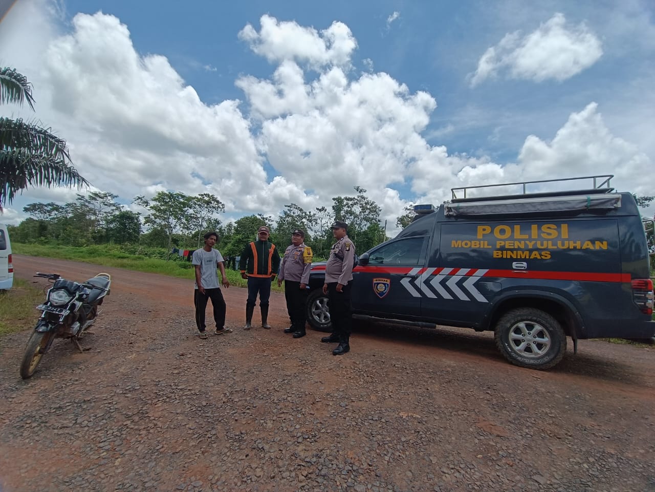 Bhabinkamtibmas sambang dan memberikan himbauan kamtibmas Kepada warga Desa Gadabung