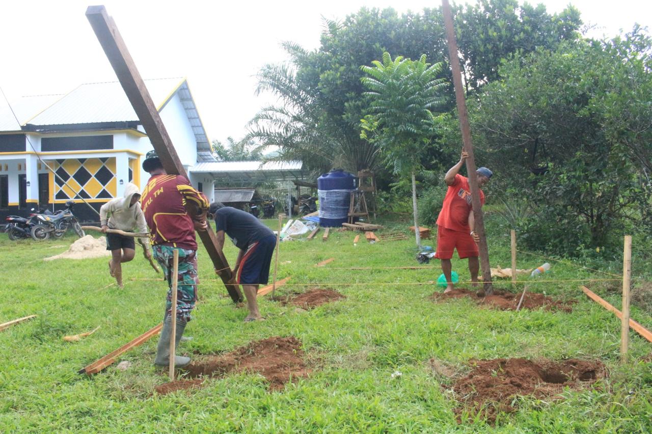 Semangat Gotong Royong Warga Gunung Melati Bangun Tower Air Bersama Satgas TMMD Ke-124 Kodim 1009/Tla