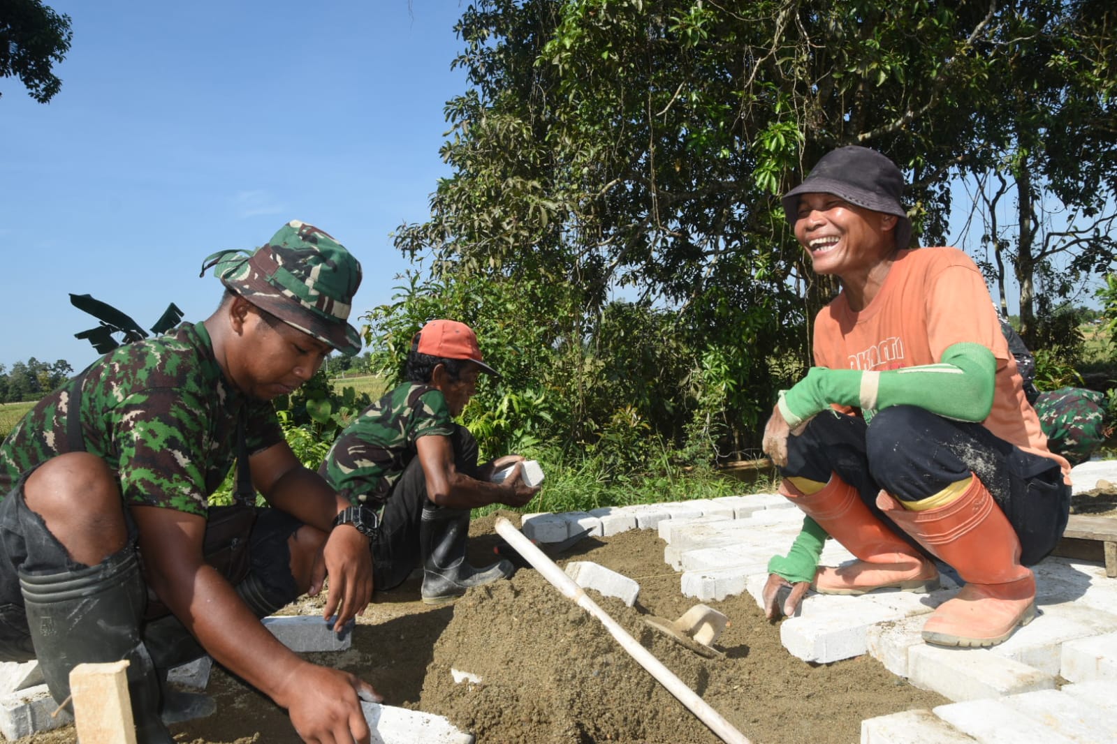 Satgas TMMD Kodim 1002/HST Gesa Pemasangan Paving Blok Jalan di Pengambau Hilir Luar