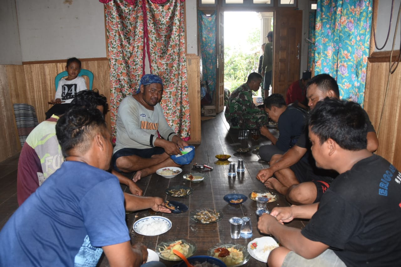 Santap Siang Penuh Kehangatan, Satgas TMMD dan Warga Pengambau Hilir Luar Eratkan Tali Silaturahmi