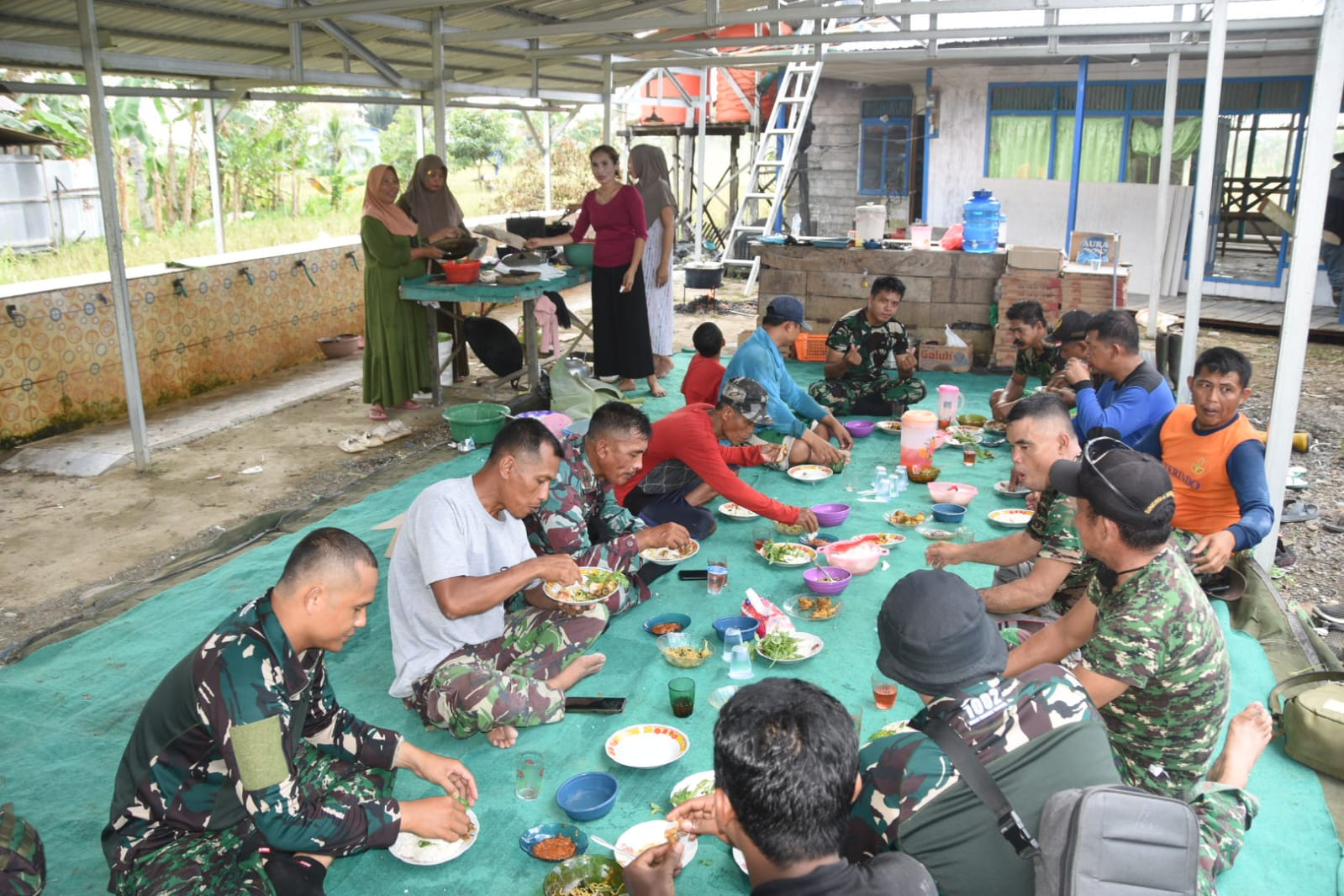 Kelezatan Lokal di Tengah Pembangunan: Ibu-ibu Desa Siapkan Makan Siang Lalapan Spesial untuk Satgas TMMD