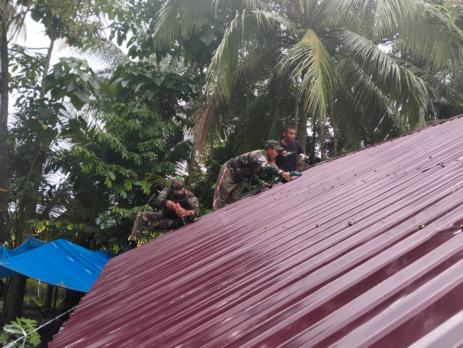 Satgas TMMD ke-124 Kodim 1002/HST Genjot Rehab Rumah Ardiansyah: Pemasangan Atap Dimulai