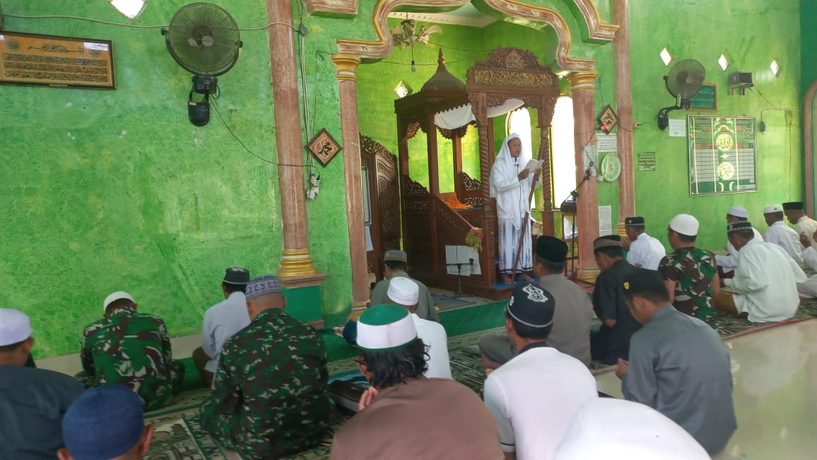 Satgas TMMD Ke-124 Kodim 1002/HST Tunaikan Sholat Jum’at di Sela Kegiatan