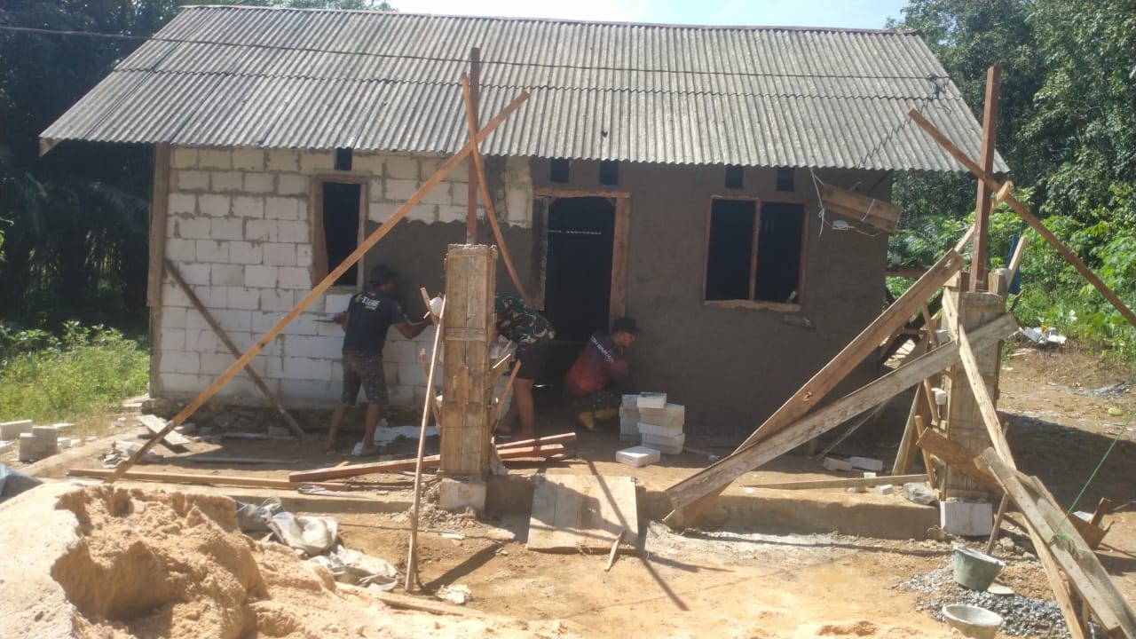 Berdiri Kokoh Dinding Rumah Milik Pak Cahyo Mulai Di Plaster Personel Satgas TMMD Ke-124 Kodim 1009/Tla