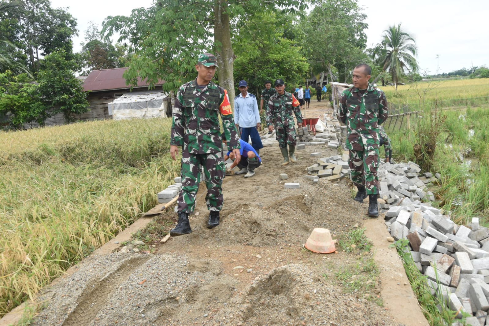 Dansatgas TMMD ke-124 Kodim 1002/HST Tinjau Progres Pembangunan di Pengambau Hilir Luar