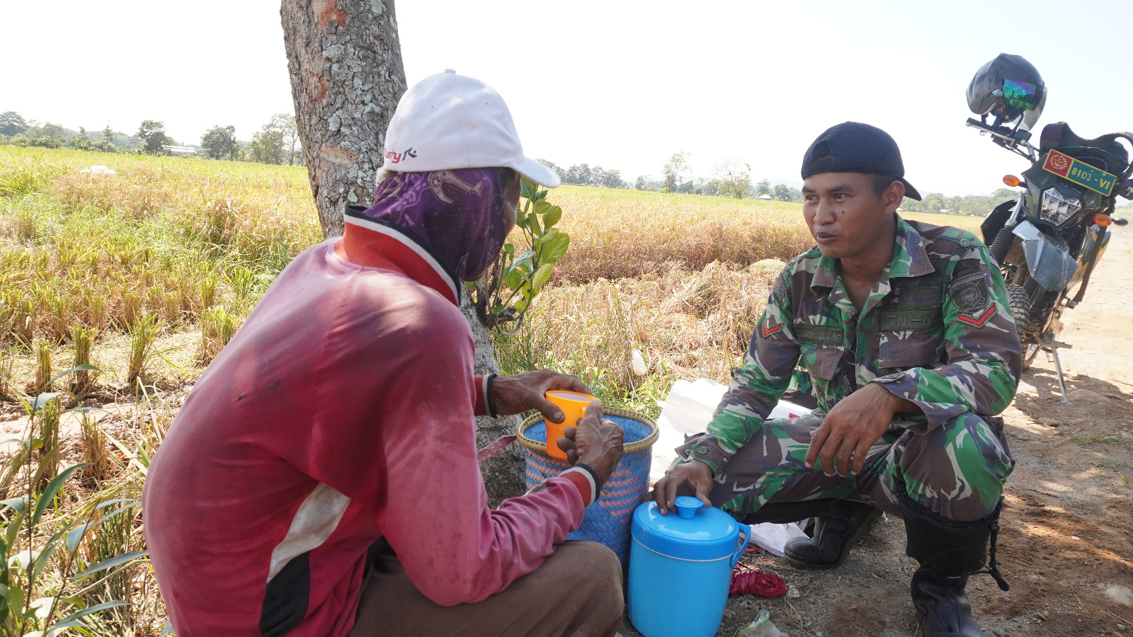 Satgas TMMD, ke-124 Kodim 1002/HST Jalin Komunikasi Sosial dengan Petani di Sela Istirahat Siang