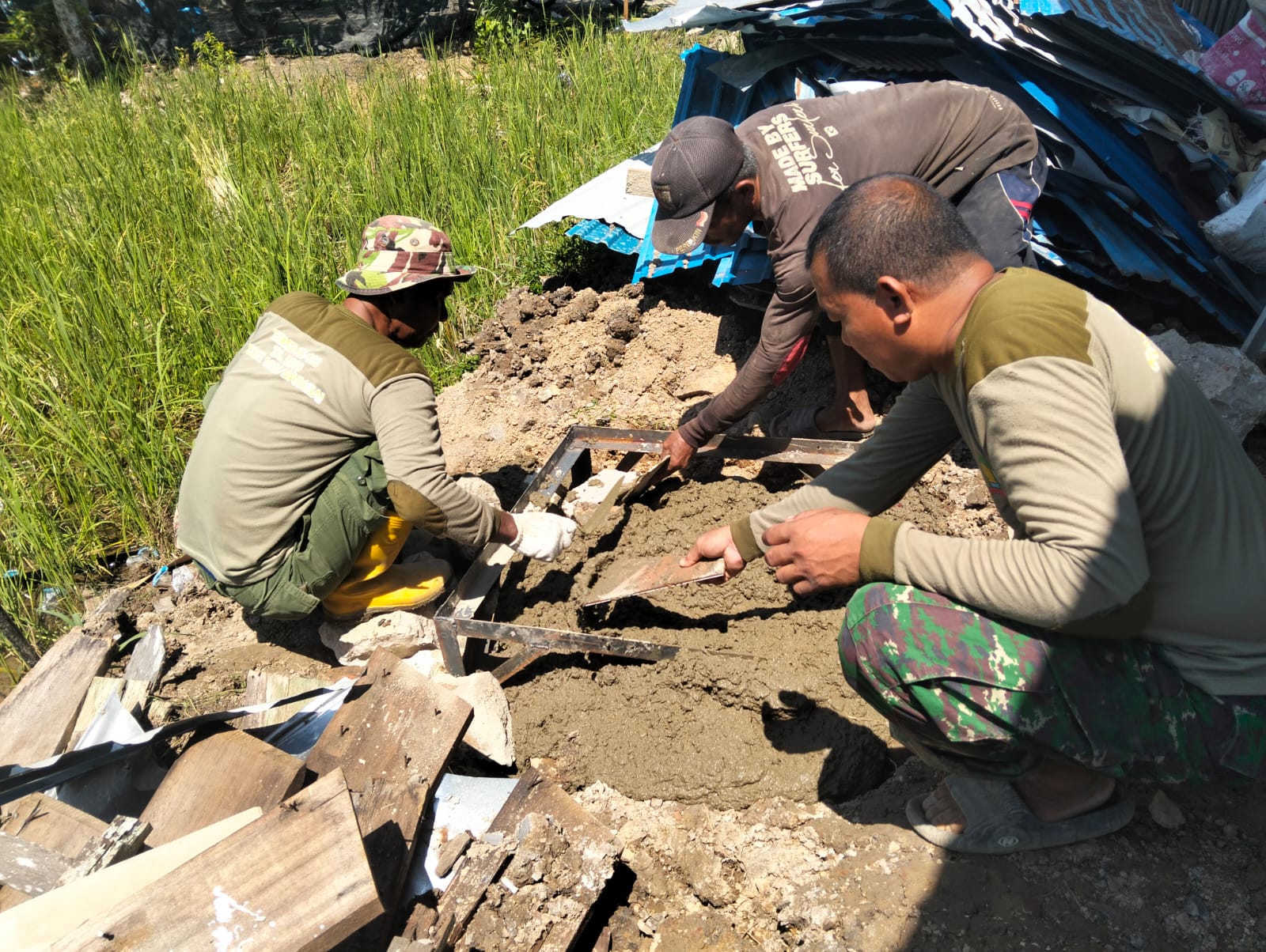 Satgas TMMD ke-124 Kodim 1002/HST Genjot Penyelesaian Sasaran, Pasang Pondasi Tower Pengeras Suara di Langgar Darussalam