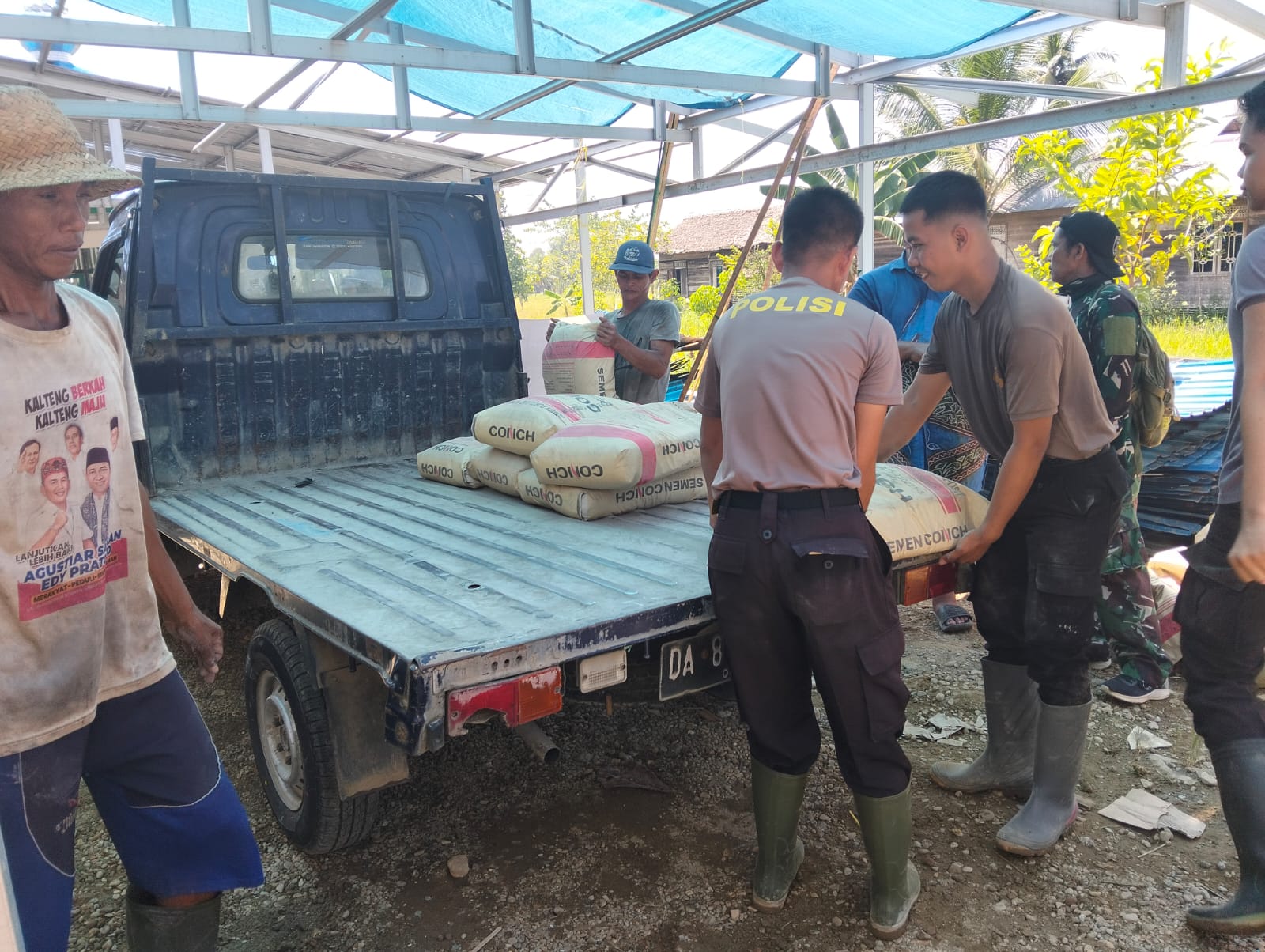 Kejar Target, Material Semen Didatangkan untuk Pengecoran Lantai Halaman Langgar Darussalam oleh Satgas TMMD ke-124 Kodim 1002/HST