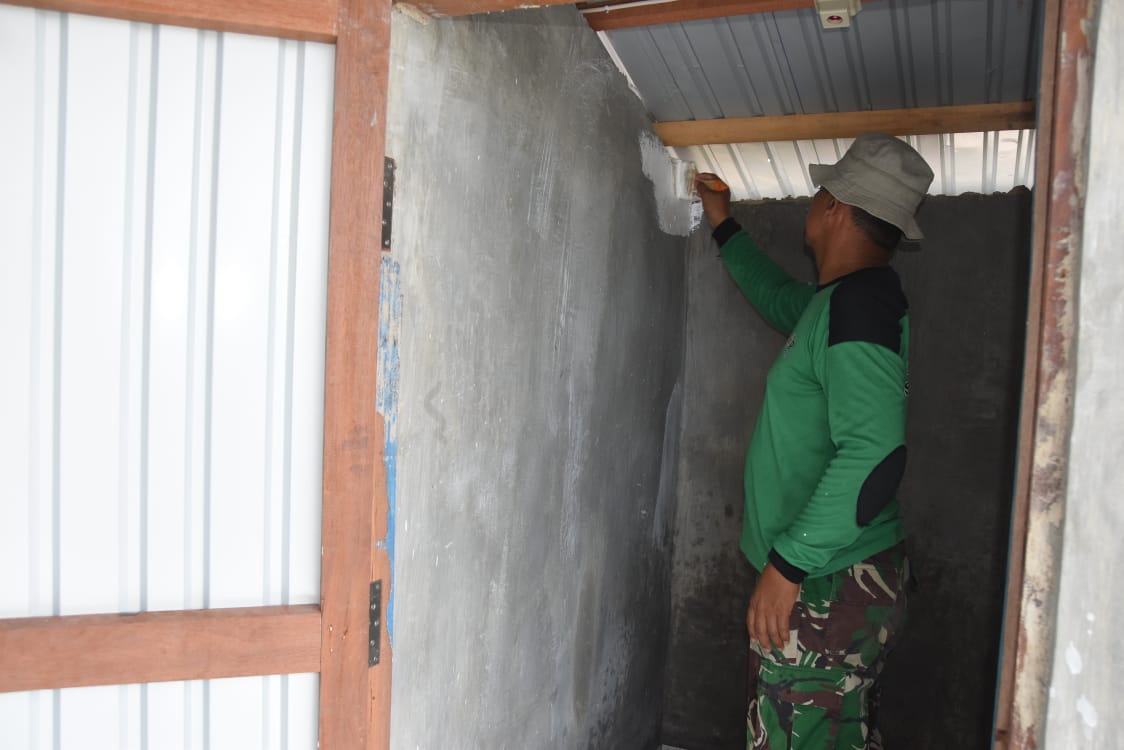 Rehab Langgar Darussalam Terus Berprogres, Satgas TMMD ke-124 Kodim 1002/HST Lakukan Pengecatan WC