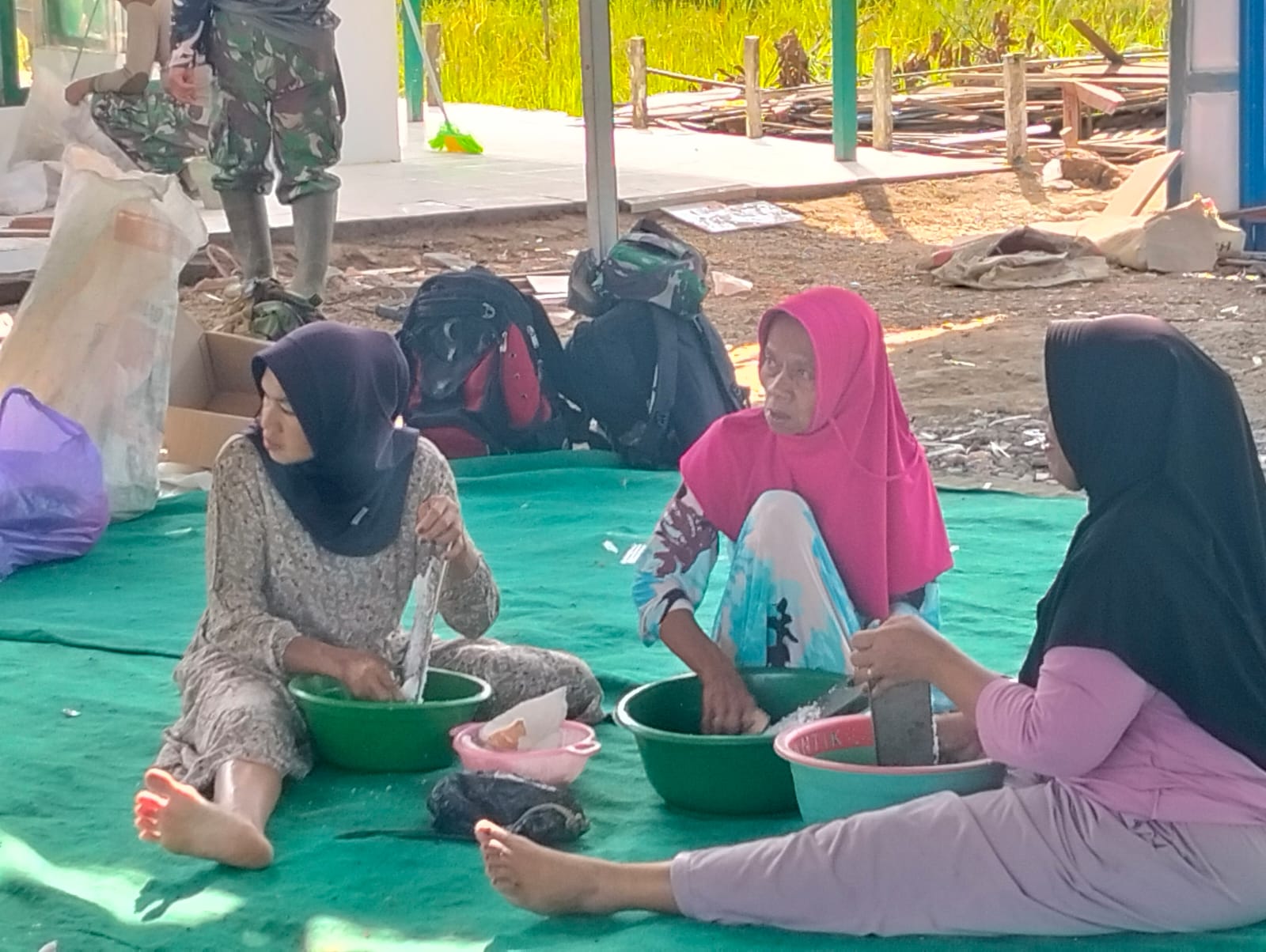 Kebersamaan Tercipta, Ibu-ibu Siapkan Santap Siang di Lokasi Rehab Langgar Darussalam TMMD ke-124 Kodim 1002/HST