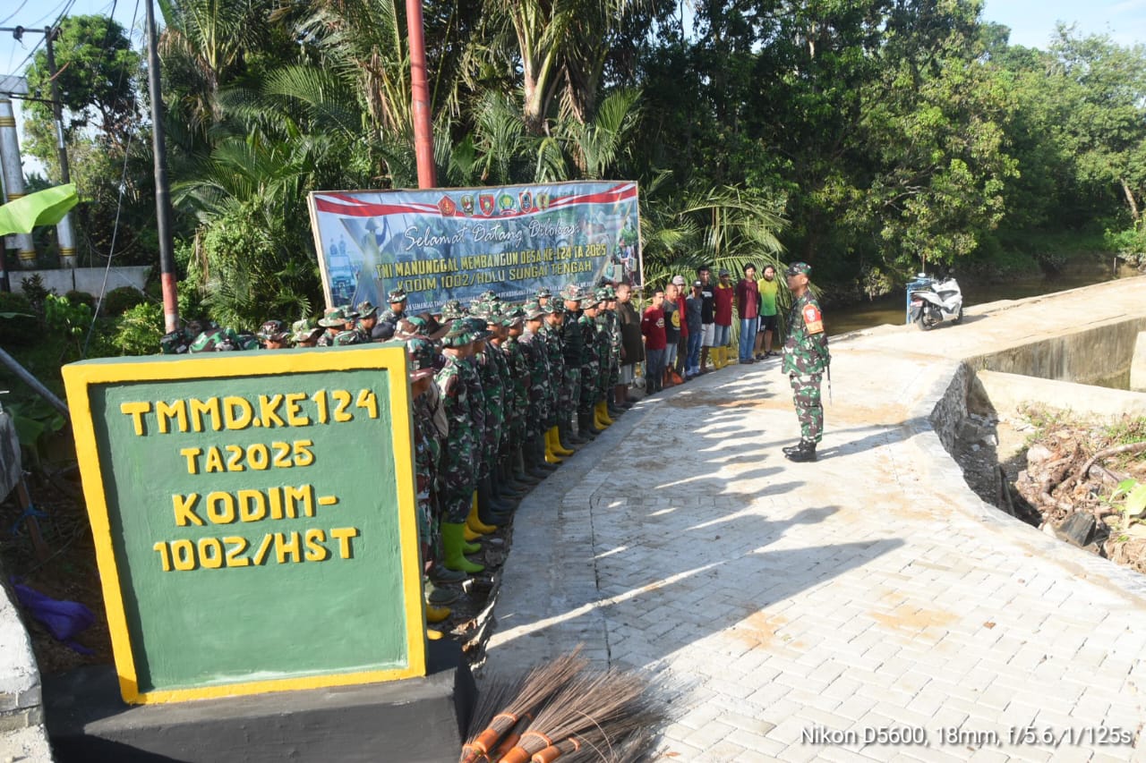 Dansatgas TMMD ke-124 Kodim 1002/HST Pimpin Apel Pagi di Titik Nol Pembangunan Jalan Haruyan