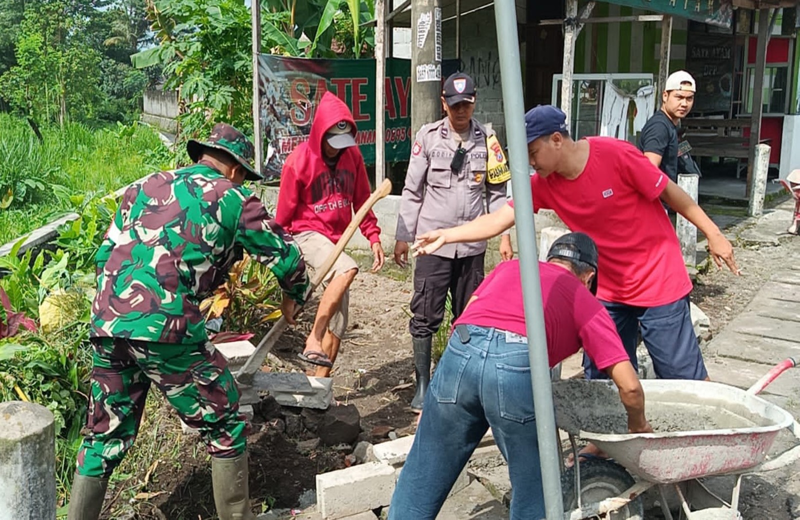 Jum’at Bersih, Babinsa Pakunden Inisiasi Gotong Royong Di Lingkungan Sukorejo