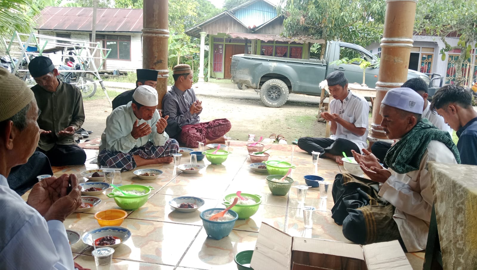 Usai Sholat Jumat, Satgas TMMD Kodim 1002/HST Ikuti Tahlilan di Rumah Warga
