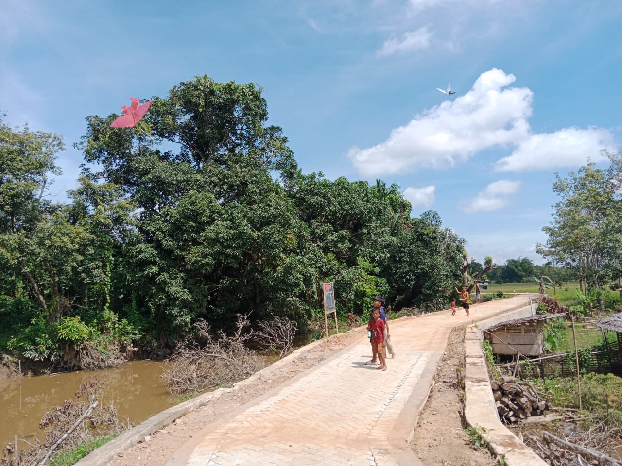 Jalan Baru TMMD Kodim 1002/HST Jadi Arena Bermain Anak-anak