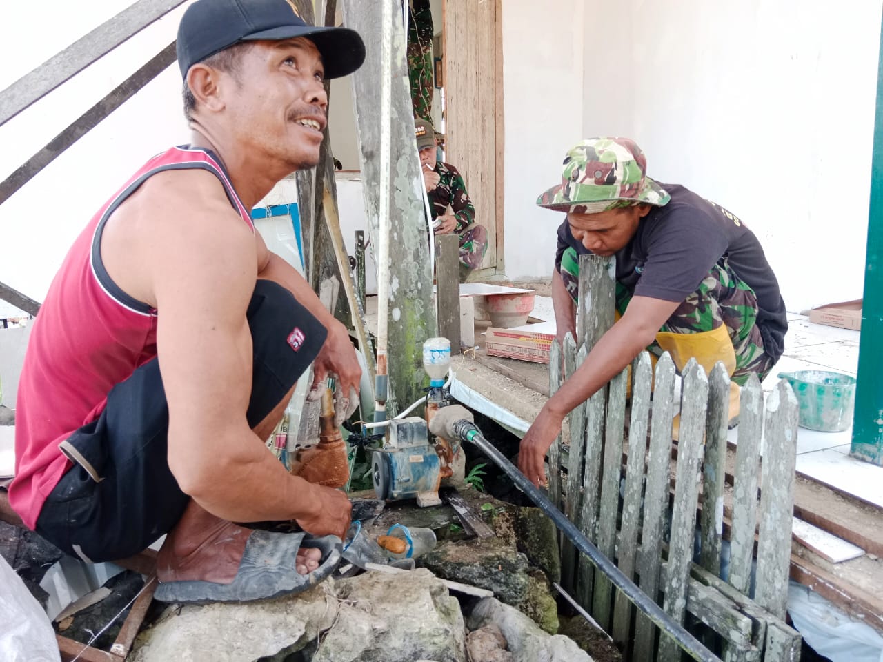 Pemasangan Mesin Air Terus Pacu Rehab Langgar Darussalam TMMD ke-124 Kodim 1002/HST