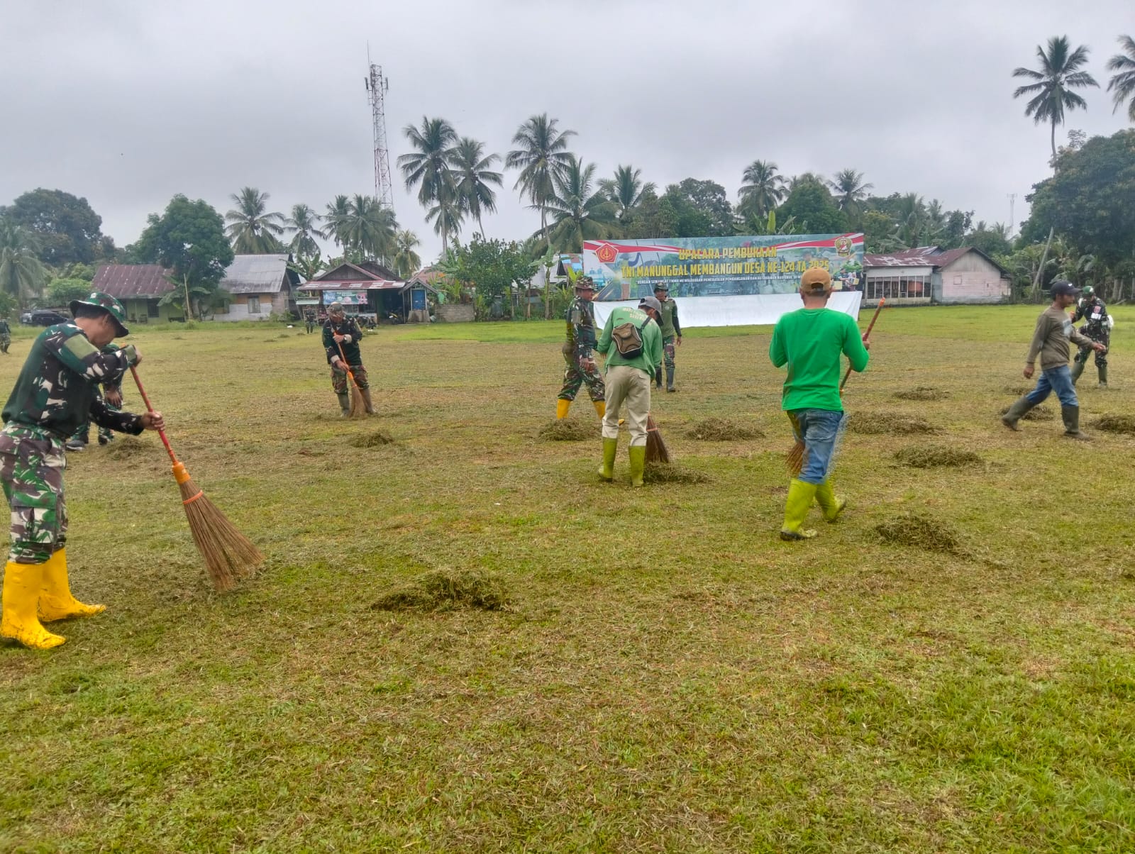 Jelang Penutupan, Satgas TMMD dan Warga Bersihkan Lapangan Upacara