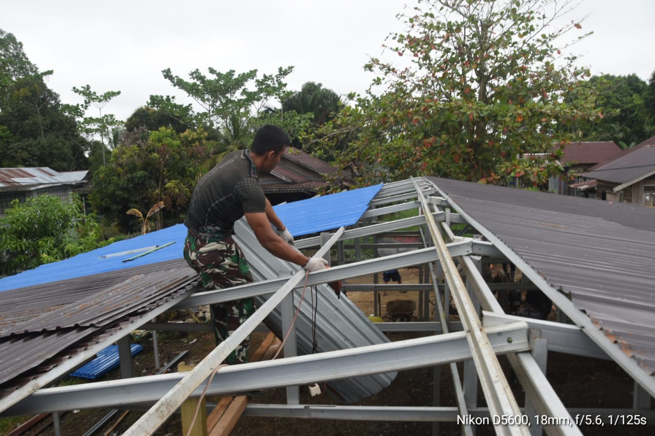 Satgas TMMD Gesit Pasang Atap Seng Teras Langgar Darussalam Sebagai Sasaran Tambahan
